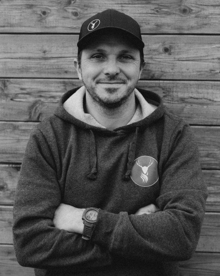 Le boss de l’équipe ; Seb c’est l’esprit vif qui a mille et une idées. Spécialiste de la mini pelle et de la connaissance des végétaux. Force de la nature, gentillesse et perfectionnisme.