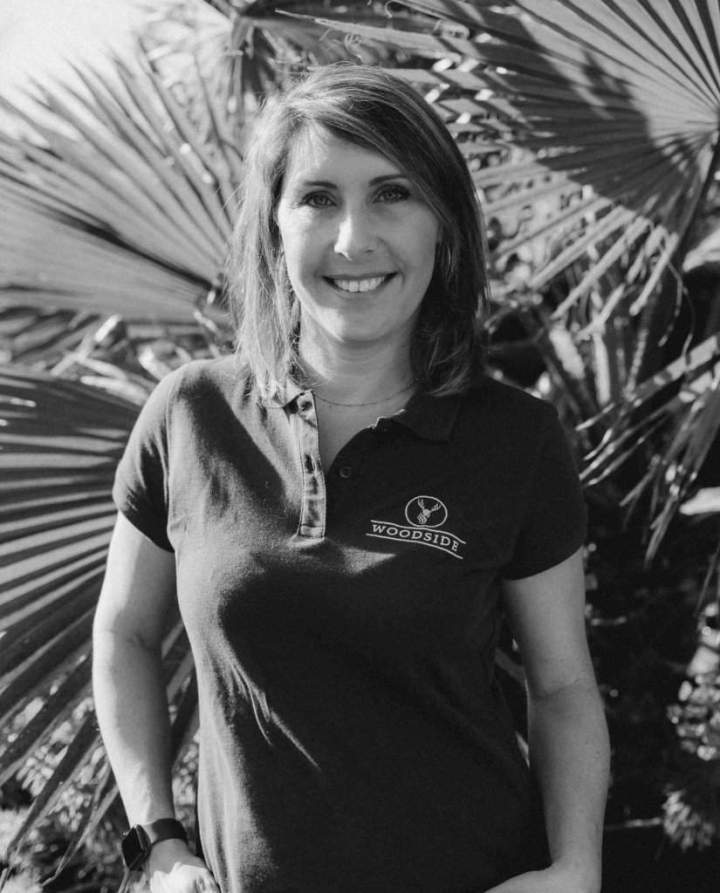 La femme de l’ombre et les coulisses de la machine Woodside ; Camille c’est la touche féminine de l’équipe, celle qui crée les conceptions 3D et qui gère l’administration.